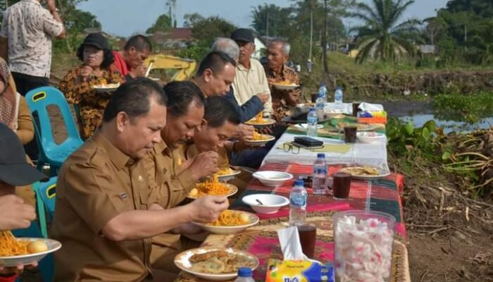 Sarapan Bersama Masyarakat Desa Belang Malum Saat Pj. Bupati Dairi Charles Bantjin Tinjau Rencana Pembangunan Bendungan