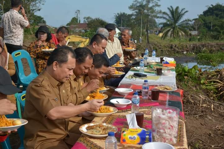 Charles Bantjin Pj Bupatu Dairi saat sarapan bersama dengan warga Desa Belang Malum Kecamatan Sidikalang, Selasa (2852024).(kedannews.comSondang Silalahi).