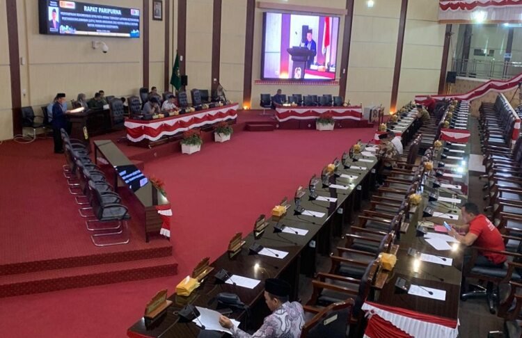 Foto : Wakil Ketua DPRD Medan, Rajudin Sagala saat membacakan rekomendasi LKPj dalam rapat paripurna.(kedannews.com/ist)