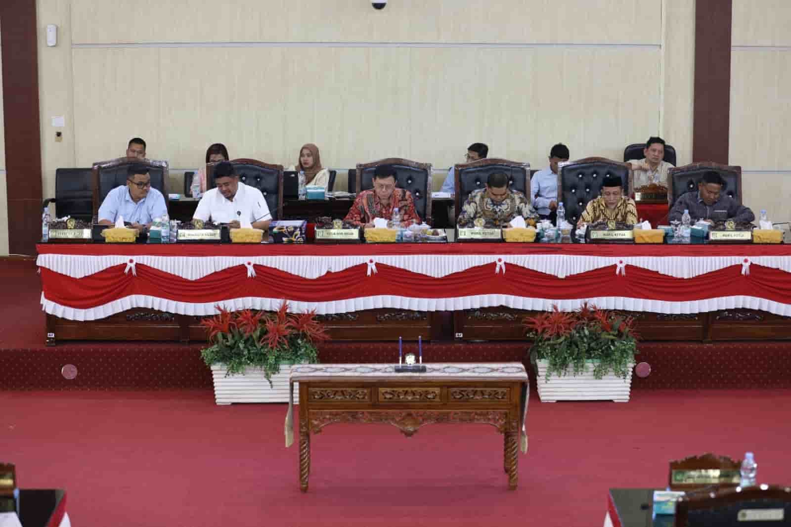 Ketua DPRD Medan Hasyim SE saat membuka Rapat Paripurna tentang Penyampaian Laporan Badan Anggaran, Pendapat Fraksi-fraksi DPRD Kota Medan dan Penandatanganan/Pengambilan Keputusan DPRD Kota Medan Sekaligus Persetujuan Bersama atas Ranperda Kota Medan tentang Pertanggungjawaban Pelaksanaan APBD Kota Medan Tahun 2023 yang berlangsung di Ruang Rapat Paripurna DPRD Medan, Selasa (25/06/2024) siang (kedannews.com/ist).