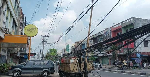 Foto : Kondisi Kabel semrawut di sejumlah kawasan Kota Medan. (Ist/Menarapos.id)