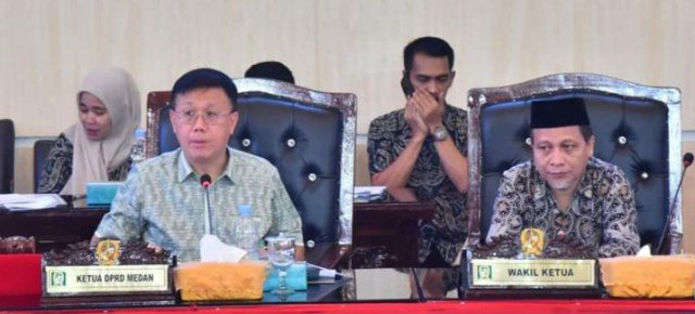 Foto : Ketua DPRD Medam, Hasyim didampingi Wakil Ketua DPRD Medan Wakil Ketua DPRD Medan, Rajudin Sagala pimpin Paripurna Masa Persidangan Kedua. (ist/Menarapos.id)