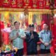Ketua DPRD Medan, Hasyim, SE (posisi kiri) saat foto bersama dengan Ketua Permabudhi Sumut, Wong Chun Sen dan Suhu Ationg (posisi tengah) di Vihara Thai Sen Hut Co Jalan Pasar 3 Tapian Nauli No. 11 (depan PDAM Tirtanadi- Sunggal), Jumat (31/5/2024). (kedannews.com/Aris).