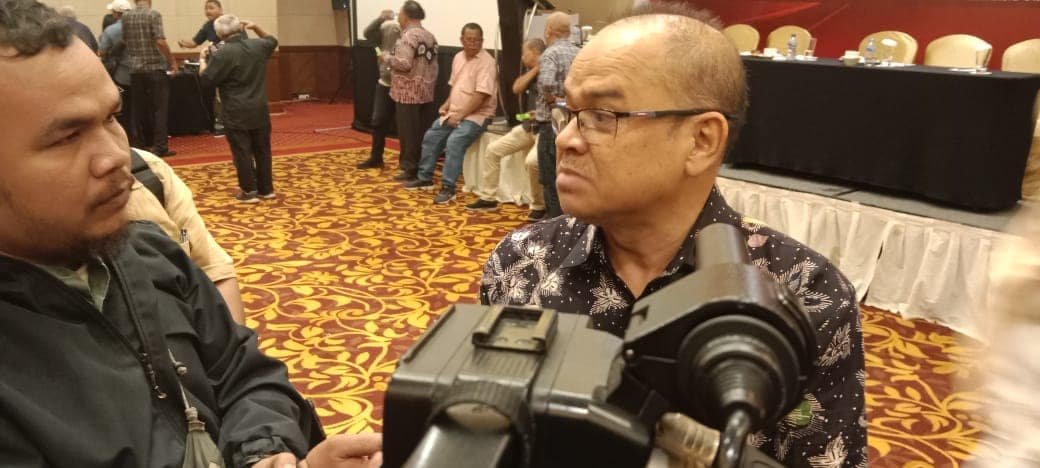 Ketua KPU Sumut saat wawancara acara diskusi 'Partisipasi dan Peningkatan Kapasitas Media pada Pemilihan Gubernur dan Wakil Gubernur Sumatera Utara Tahun 2024' yang berlangsung di ruangan Washington JW Marriot Hotel, Selasa (25/06/24). (kedannews.com/Aris).