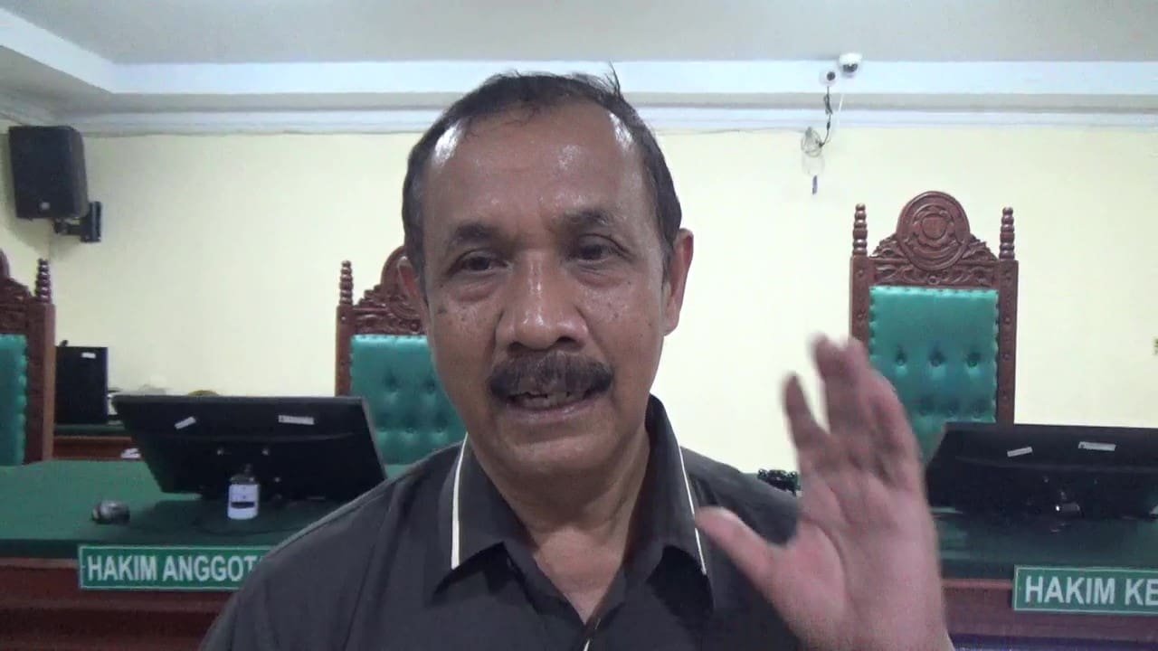 Ketua Pengadilan Negeri Lubuk Pakam Klass I A, Thomas Tarigan, SH.,MH saat wawancara usai acara kebaktian di Ruang Utama Pengadilan Negeri Lubuk Pakam Jalan Jenderal Sudirman No.58, Petapahan Kecamatan Lubuk Pakam, Rabu (05/06/24). (Aris/kedannews.com).