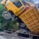 Kondisi Titi Besi perbatasan Kecamatan Padang Tualang dan Batang Serangan yang saat ini ambruk diduga imbas dari truk over kapasitas, Selasa (11/06/2024) sekitar pukul 17.05 WIB. (kedannews.com/ist).