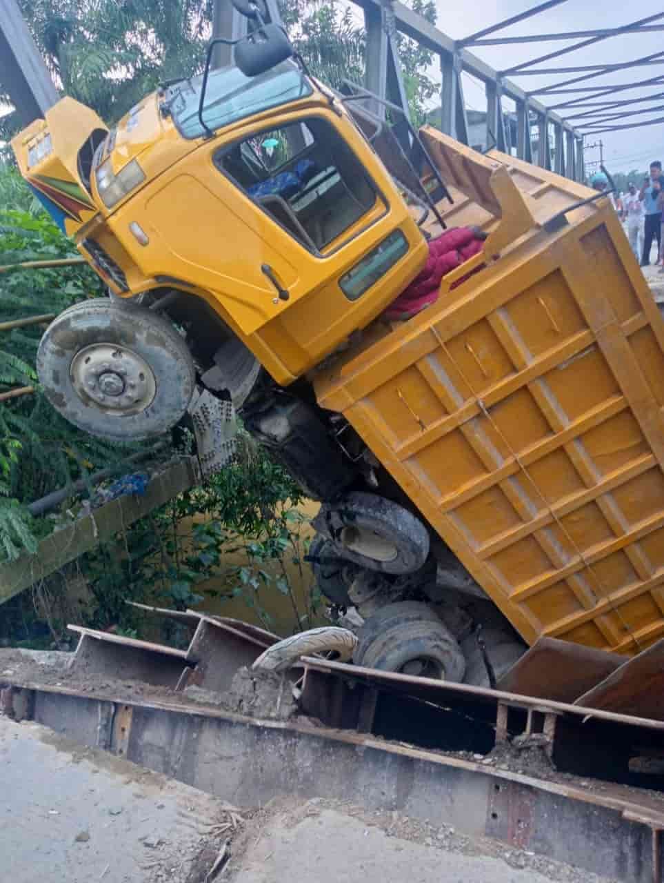 Kondisi Titi Besi perbatasan Kecamatan Padang Tualang dan Batang Serangan yang saat ini ambruk diduga imbas dari truk over kapasitas, Selasa (11/06/2024) sekitar pukul 17.05 WIB. (kedannews.com/ist).