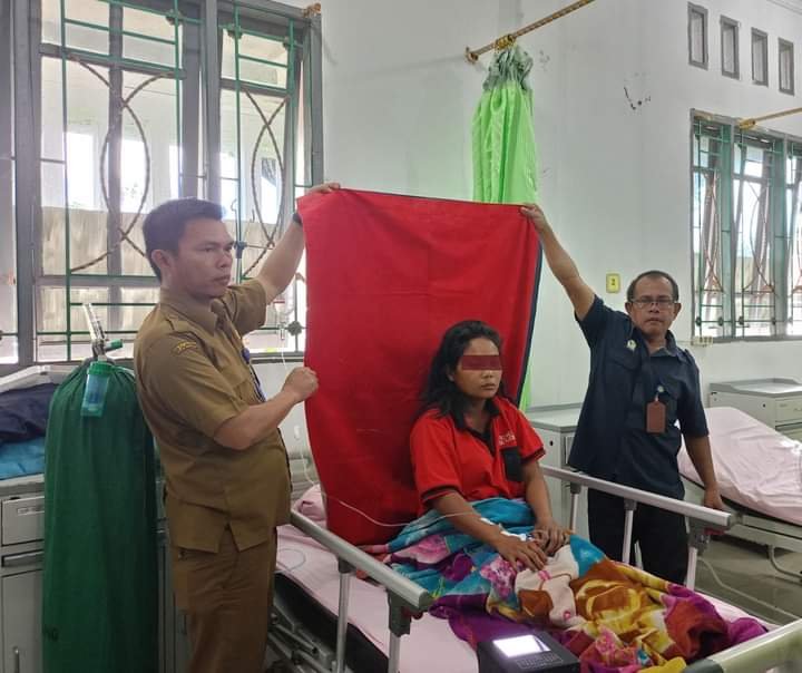 IFG ibu rumah tangga korban KDRT mendapat pelayanan rekam KTP di RSU Sidikalang, Selasa (4/6/2024).(kedanmews.com/Sondang Silalahi).