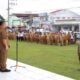 Pejabat Bupati Dairi Charles Bantjin (membelakangi kamera) saat meminpin apel gabungan di kantor Bupati Dairi, Senin (10/6/2024). (kedannews.com/Sondang Silalahi).