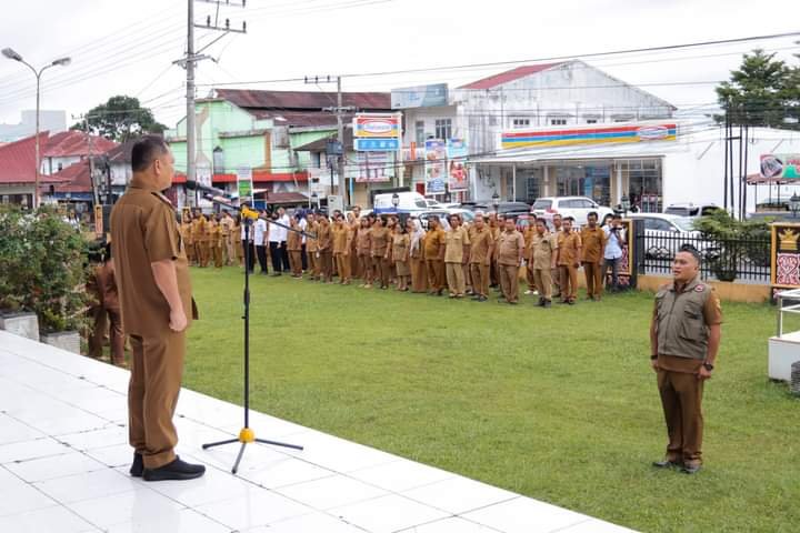 Pejabat Bupati Dairi Charles Bantjin (membelakangi kamera) saat meminpin apel gabungan di kantor Bupati Dairi, Senin (10/6/2024). (kedannews.com/Sondang Silalahi).