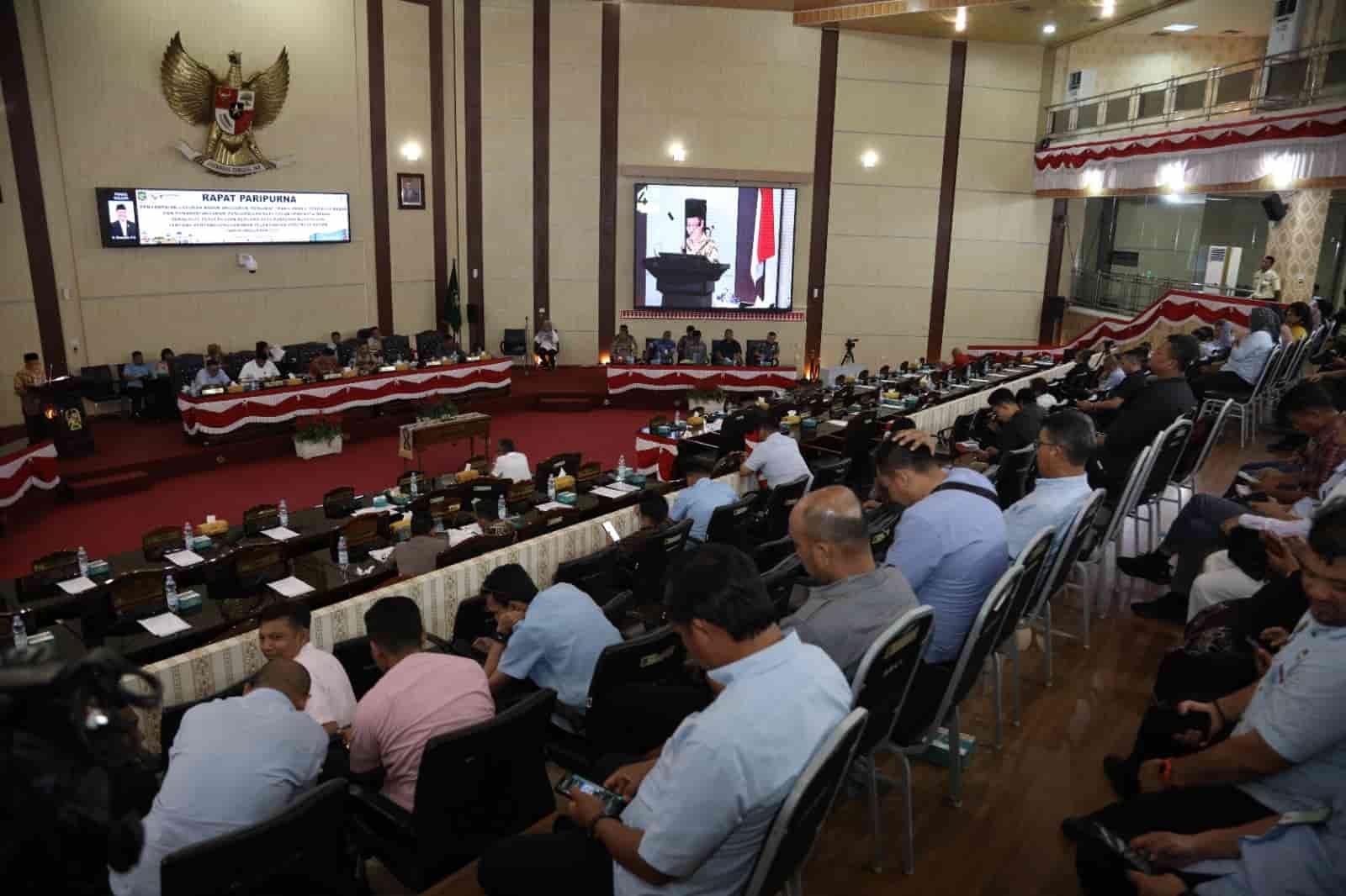 Suasana Rapat Paripurna tentang Penyampaian Laporan Badan Anggaran, Pendapat Fraksi-fraksi DPRD Kota Medan dan Penandatanganan/Pengambilan Keputusan DPRD Kota Medan Sekaligus Persetujuan Bersama atas Ranperda Kota Medan tentang Pertanggungjawaban Pelaksanaan APBD Kota Medan Tahun 2023 yang berlangsung di Ruang Rapat Paripurna DPRD Medan, Selasa (25/06/2024) siang (kedanmews.com/ist).