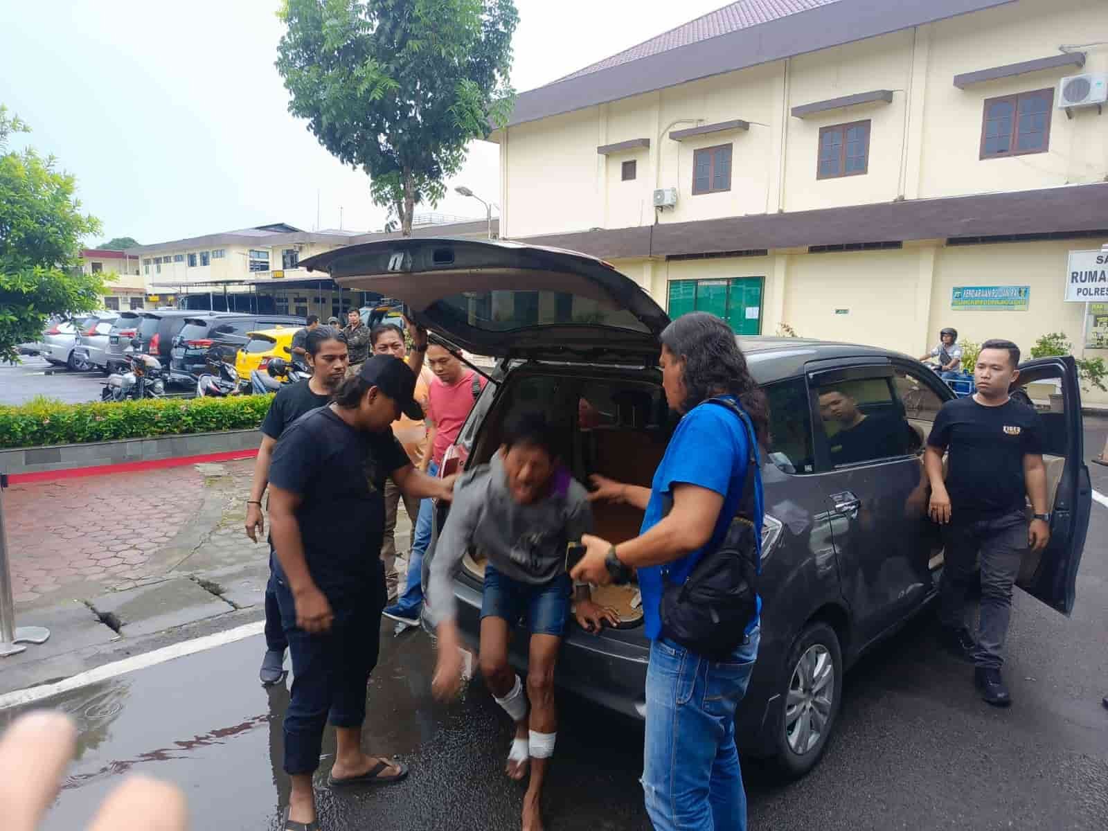 Pelaku begal sadis saat digelandang di Polrestabes Medan, Jumat (31/5/2024). (kedannews.com/ist).