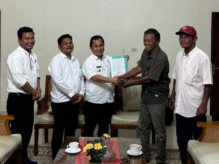 Penyerahan lahan dari masyarakat desa Sitinjo II kepada Pemkab Dairi (Pj Bupati Dairi) Charles Surung Bantjin) di Rumah Dinas Bupati Dairi, Rabu (29/5/2024).(kedannews.com/Sondang Silalahi)