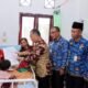 Pj Bupati Dairi Charles Bantjin (batik coklat) memgunjungi IFG salah seorang irt korban KDRT di RSU Sidikalang, Rabu (5/6/2024).(kedannews.com/Sondang Silalahi).