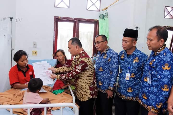 Pj Bupati Dairi Charles Bantjin (batik coklat) memgunjungi IFG salah seorang irt korban KDRT di RSU Sidikalang, Rabu (5/6/2024).(kedannews.com/Sondang Silalahi).