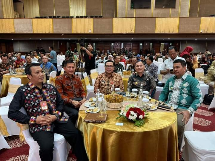 Pj Bupati Dairi (dua dari kanan) saat menghadiri acara rakor perluasan areal tanam di gedung F kantor Pusat Kementrian Pertanian Jakarta, Jumat (7/6/2024). (kedannews.com/ist).