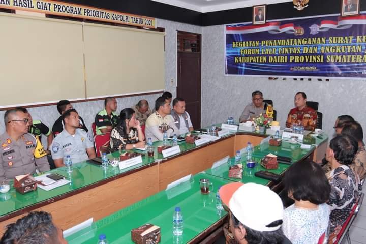 Pj bupati bersama Kapolres kabupaten Dairi bersama saat mengikuti kegiatan penandatanganan serentak SK FLLAJ di ruang rapat Utama Polres Dairi, Kamis (30/5/2024).(kedannews.com/Sondang Silalahi).