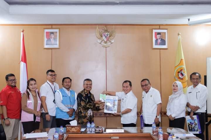 Pj.Bupati Dairi Charles Bantcin saat menandatangani kerjasama dengan PLN di ruang rapat Bupati, Rabu (29/5/2024).(kedannews.com/Sondang Silalahi).