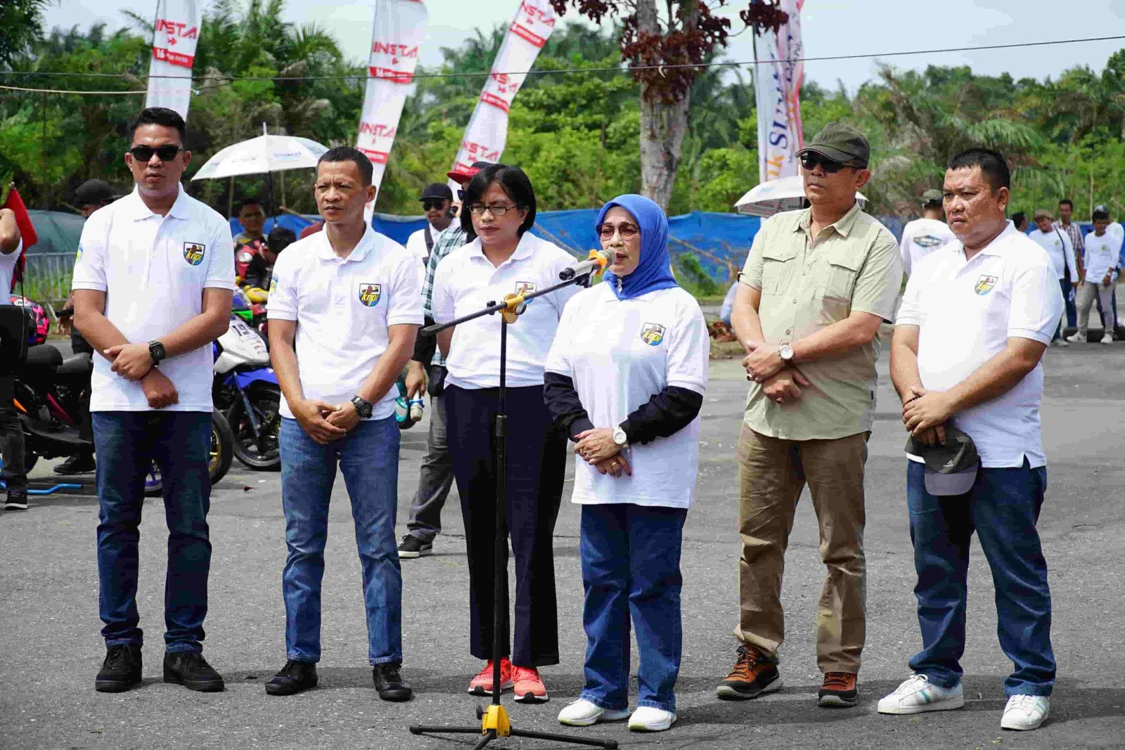 Plt. Bupati Labuhanbatu Hj. Ellya Rosa Siregar, S.Pd MM Saat Membuka Kejuaraan Road Race Ketua KNPI di Sirkuit Terminal Padang Bulan Rantauprapat, Minggu (02/06/2024). (kedannews.com/ist).