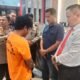 Seorang spesialis pembobol mesin ATM saat digiring Tim Jatanras Reskrim Polrestabes Medan, Sabtu (29/6/2024). (kedannews.com/ist).