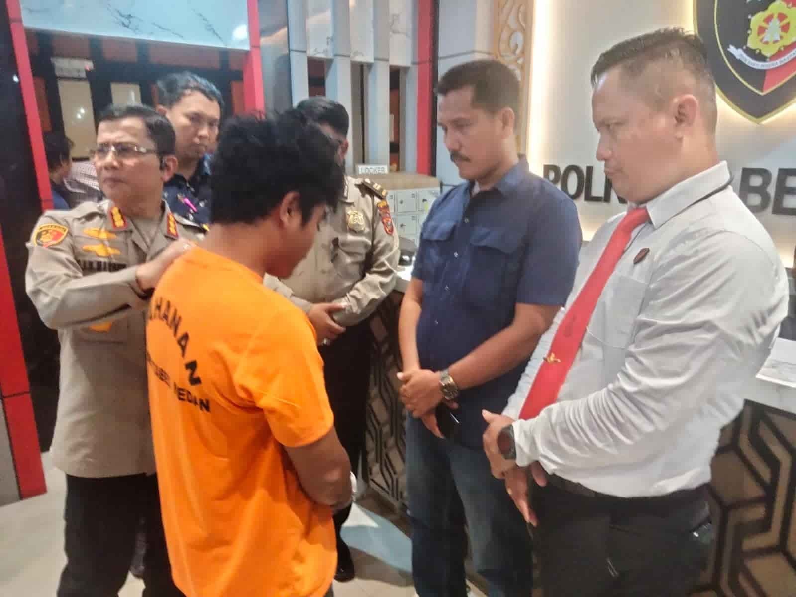Seorang spesialis pembobol mesin ATM saat digiring Tim Jatanras Reskrim Polrestabes Medan, Sabtu (29/6/2024). (kedannews.com/ist).