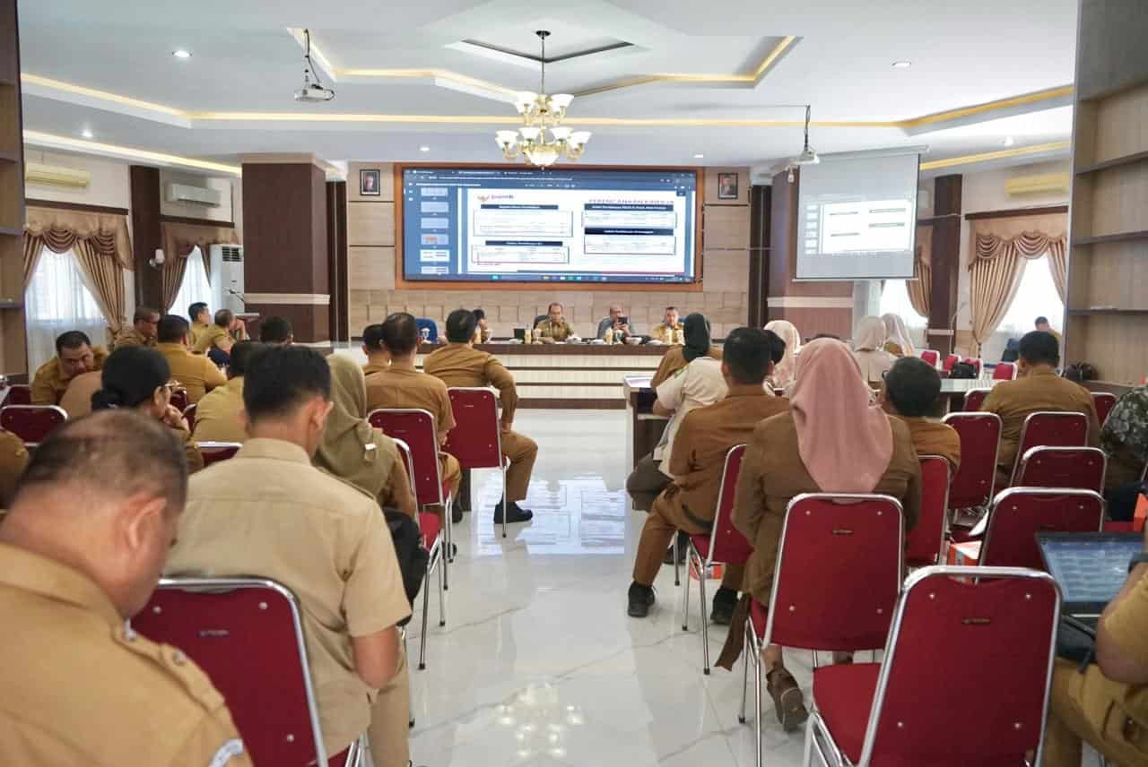 Suasana Dialog Kinerja Kepala Perangkat Daerah Kabupaten Langkat Tahun 2024 di ruang pola kantor Bupati Langkat, Senin (10/06/2024). (kedannews.com/ist).
