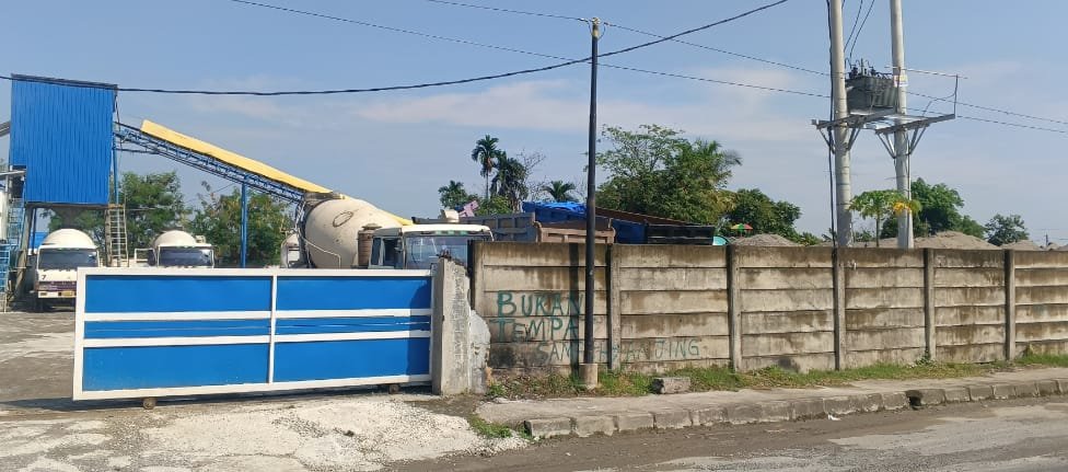 Suasana Pabrik Beton tanpa plang di Jalan Orde Baru, Dusun XIII, Desa Mulyo Rejo Kecamatan Sunggal, Kabupaten Deli Serdang, Rabu (12/06/2024). (kedannews.com/A. sinurat).