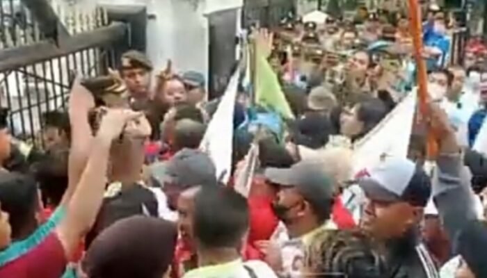 Massa Buruh Geruduk DPRD Sumut Tolak TAPERA