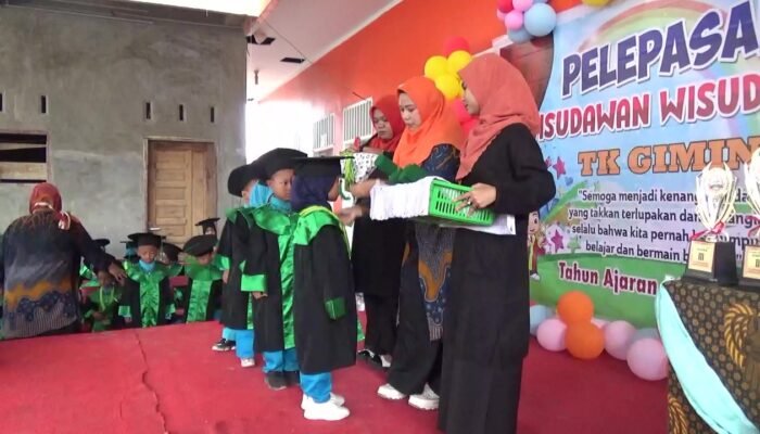 Terharu Momen Wisuda, Berlinang Air Mata Ortu Murid Saat Ucapkan Terima Kasih ke Ketua Yayasan TK Subur Mandiri “Guntur Syahputra”