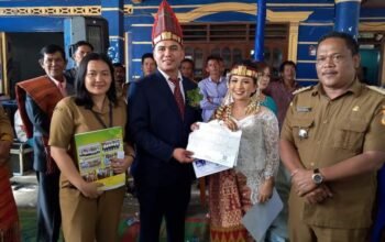 Camat Siempat Nempu Serahkan Akta Nikah Pengantin Baru di Desa Jumateguh