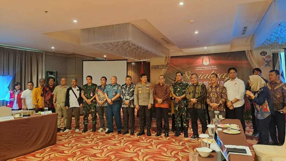 Foto bersama usai kegiatan KPU Sumut sosialisasikan tahapan pencalonan Gubernur dan Wakil Gubernur Sumut 2024, Jumat (12/7/2024). (kedannews.com/ist).