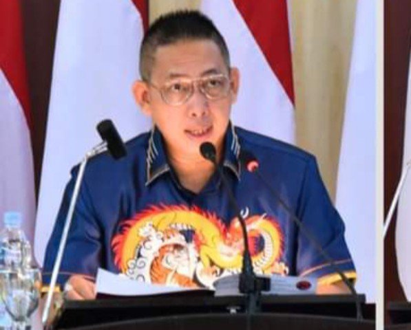 Foto : Juru Bicara Fraksi PDI Perjuangan DPRD Kota Medan, Wong Chun Sen Tarigan saat menyampaikan Pemandangan Umum Fraksi-fraksi DPRD kota Medan terhadap Penjelasan Kepala Daerah atas Ranperda kota Medan Tentang Perubahan atas Perda No.3 Tahun 2019 Tentang Ketenagakerjaan, Senin (15/07/24) yang berlangsung di ruang Paripurna Gedung DPRD Kota Medan.(ist/Menarapos.id)