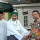Foto : Tuan Syech Guru H Muhammad Syafri Sinulingga Alkaruni bersalaman dengan Anggota DPRD Medan Wong Chun Sen Tarigan yang akrab disapa Mr Wong serta para guru di Pondok Pengajian Barokah seluruh Indonesia dan Pondok Pesantren Tahfidzul Qur'an Rafiuddin Al Barokah yang di Jalan Tanjung Sari Kota Medan.(Amsal)