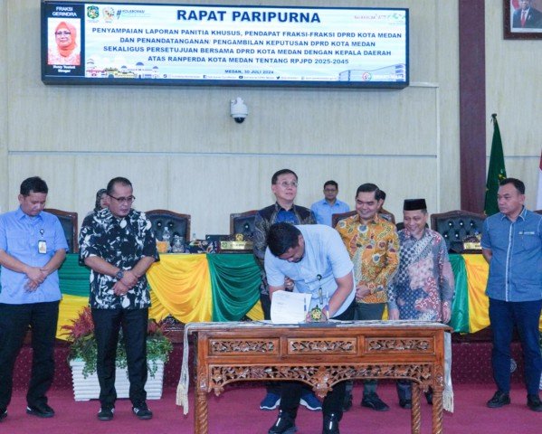 Foto : Wali Kota Medan Bobby Nasution dan Ketua DPRD Medan Hasyim SE menandatangani persetujuan bersama DPRD Kota Medan dengan Kepala Daerah atas Ranperda Kota Medan tentang RPJPD 2025 - 2045.(Diskominfo Medan/Menarapos.id)