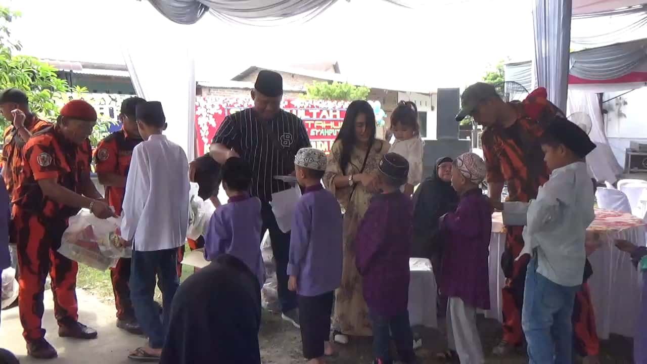 Ketua PAC PP Medan Denai, Guntur Syahputra bersama keluarga saat memberikan santunan penali kasih kepada para anak yatim di Jermal 11 Ujung Kelurahan Denai Kecamatan Medan Denai Kota Medan, Sabtu (20/07/2024). (kedannews.com/Aris).