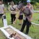 Kapolres Dairi AKBP Agus Bahari berziarah dan tabur bunga di Taman Makam Pahlawan Panji Si bura bura, Senin (24/6/2024). (kedannews.com/Sondang Silalahi).