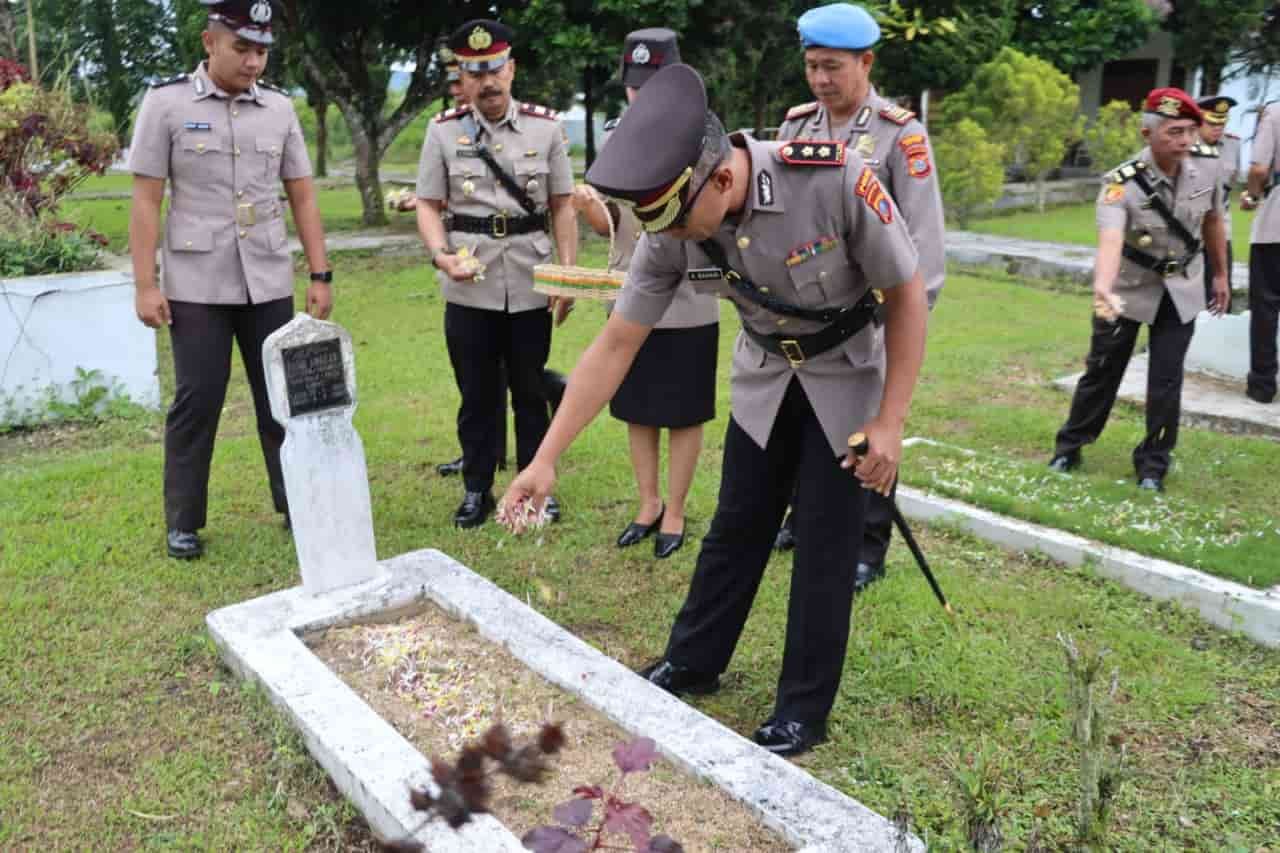 Kapolres Dairi AKBP Agus Bahari berziarah dan tabur bunga di Taman Makam Pahlawan Panji Si bura bura, Senin (24/6/2024). (kedannews.com/Sondang Silalahi).