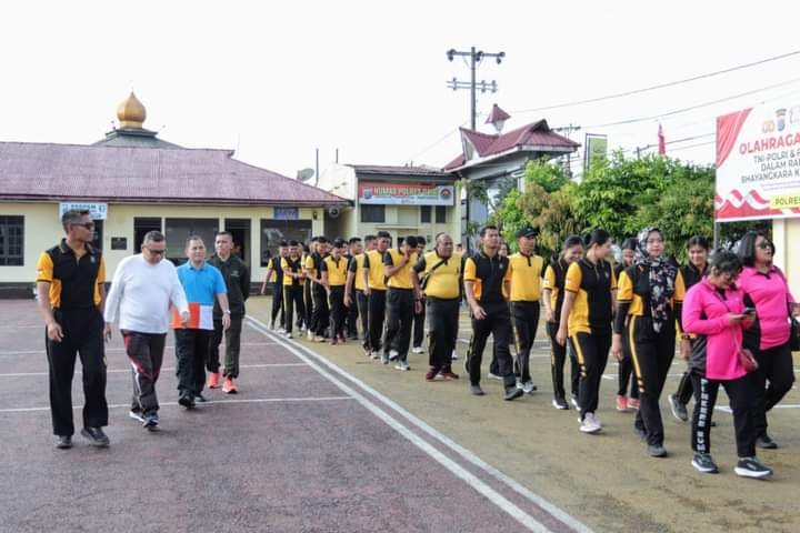 Kapolres dan PJ Bupati Dairi lakukan jalan santai (olahraga) di lapangan Apel Polres Dairi, Sabtu (29/6/2024).(kedannews.com/Sondang Silalahi)