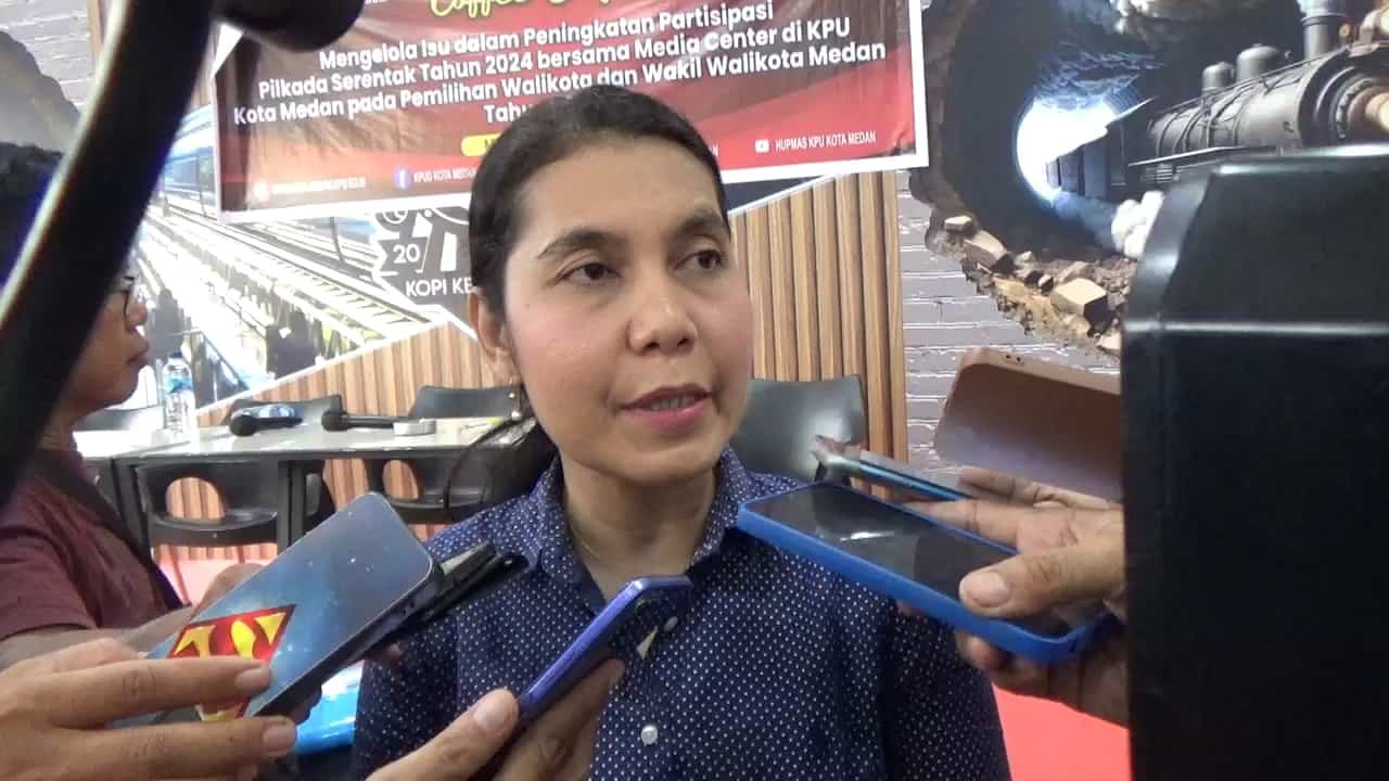 Ketua KPU Medan, Mutia Atiqah saat dimintai keterangan usai acara Coffee Senja dalam rangka silaturahmi dengan Insan Pers yang berlangsung di Kopi Kereta Api Sena Jalan Sena, Kelurahan Perintis, Kecamatan Medan Timur Kota Medan, Jumat (12/07/2024). (kedannews.com/Aris).
