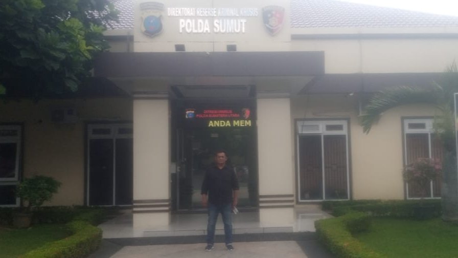 Ketua Ormas Pemuda NKRI Kota Medan, Hendra Yanto usai dimintai keterangan Ditreskrimsus) Unit 2 Subdit 4 Tipidter terkait tewas 2 Pekerja diduga terkena limbah beracun, Rabu (24/07/2024). (kedannews.com/redaksi).
