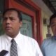 Kuasa Hukum Sherly, Dr Khomaini, S.E., S.H., M.H bersama Sindroigolo Wau, S.H saat temu pers usai melayangkan surat ke Polrestabes Medan, Jumat (19/07/2024). (kedannews.com/Aris).