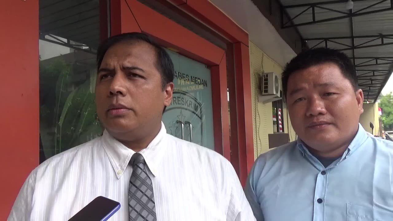 Kuasa Hukum Sherly, Dr Khomaini, S.E., S.H., M.H bersama Sindroigolo Wau, S.H saat temu pers usai melayangkan surat ke Polrestabes Medan, Jumat (19/07/2024). (kedannews.com/Aris).