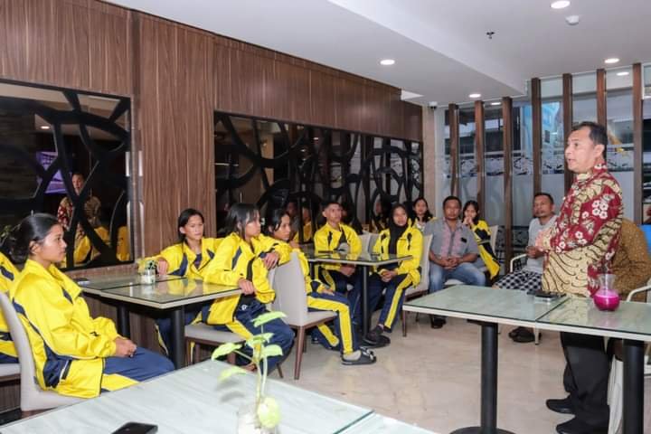 Pj Bupati Dairi Charles Bantjin (baju batik) saat memberikan dukungan kepada peserta POPPROVSU disalah satu Hotel di Medan, Rabu (3/6/2024). (kedannews.com/Sondang Silalahi)
