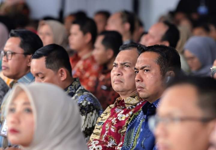 Pj Bupati Dairi Charles Bantjin (tiga dr kanan batik merah) menghadiri harvesting Gerakan Bangga Buatan Indonesia (BBI) di istana Makmun, Rabu (3/7/2024). (kedannews.com/Sondang Silalahi).