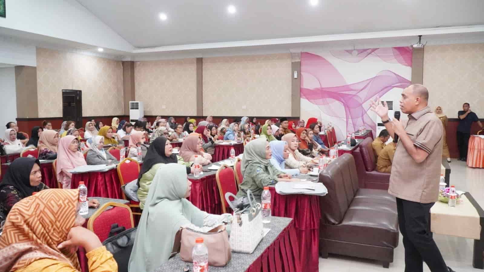 Pj Bupati Langkat saat sampaikan rasa bangganya di acara Jambore Kader Posyandu 2024 se-Kabupaten Langkat. Kegiatan ini dilaksanakan di Griya Hotel Medan, Senin (1/7/24). (kedannews.com/ist).