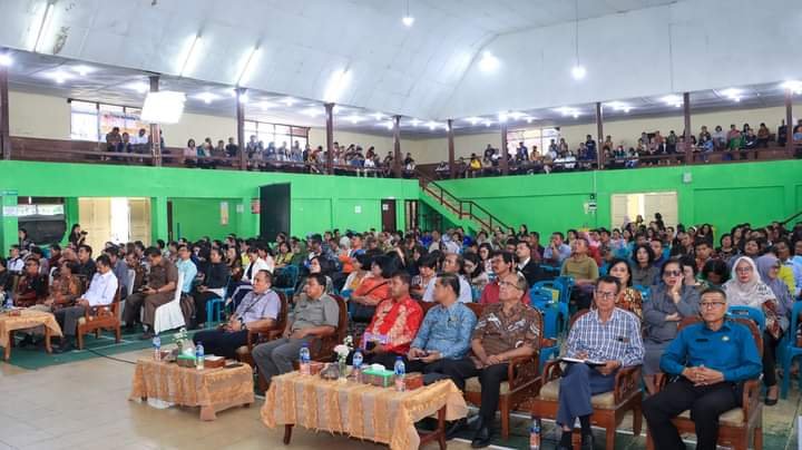 Suasana saat Pemkab Dairi Sosialisasikan penguatan pembinaan dan pengawasan dana BOS pada SD dan SMP di GOR Sidikalang, Jumat (28/6/2024). (kedannews.com/Sondang Silalahi)