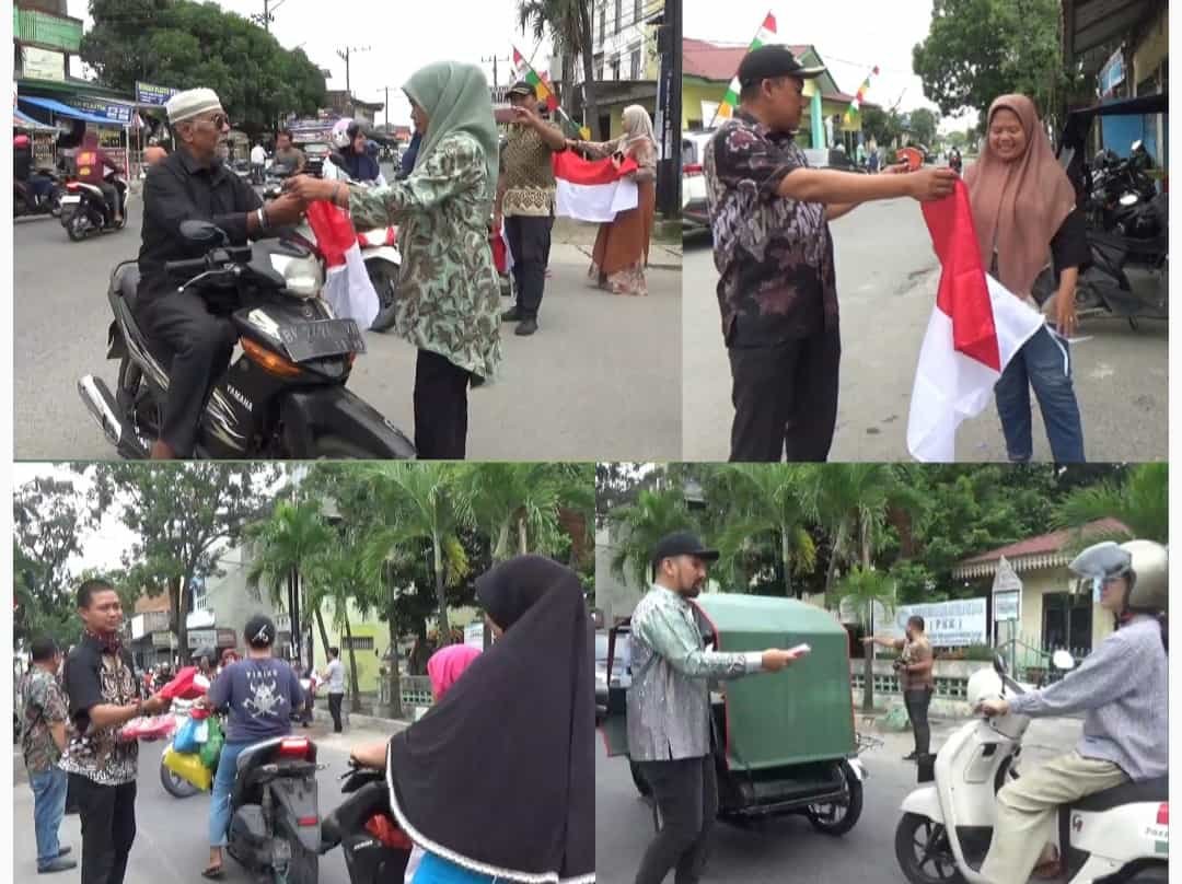 Suasana saat Unsur Muspika Kecamatan Medan Denai membagikan bendera merah putih kepada warga, Kamis (05/07/2024). (kedannews.com/Aris).