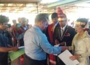 Jemput bola pelayanan Adminduk, Camat Sumbul Serahkan Akta Nikah Pengantin Baru