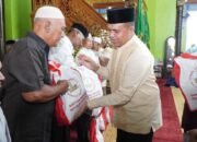 Pj Bupati Langkat Faisal Hasrimy Laksanakan Sholat Jumat bersama masyarakat sekaligus Bagikan Sembako di Masjid Azizi