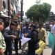 Belasan massa dari Pusat Informasi Rakyat Sumatera Utara (PIRA Sumut) saat aksi di depan Kantor BTN Cabang Medan, Jalan Pemuda, Kamis 8 Agustus 2024 (kedannews.com/ist).
